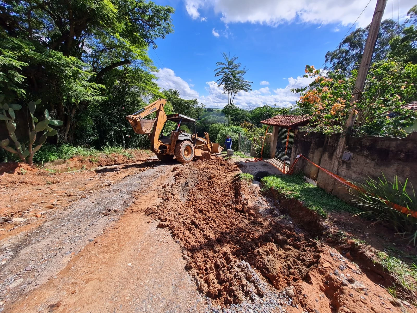 Rua destruída pelas chuvas é rapidamente revitalizada por intermédio de Fernando Dini