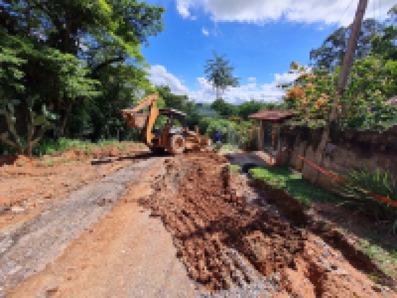 Rua destruída pelas chuvas é rapidamente revitalizada por intermédio de Fernando Dini