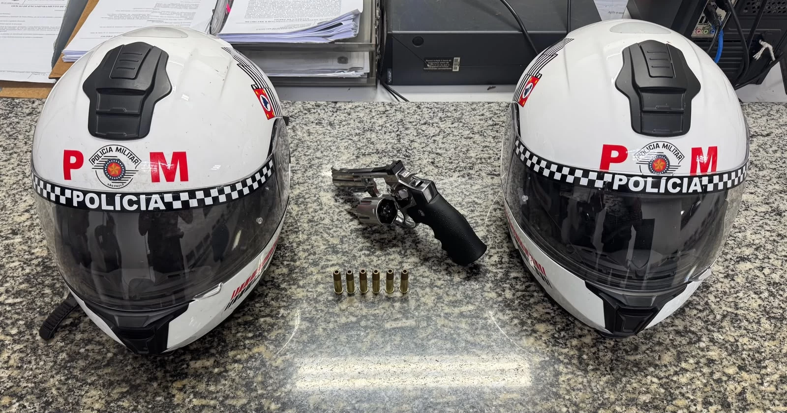Homem com réplica de revólver é detido após desacatar policiais em Votorantim