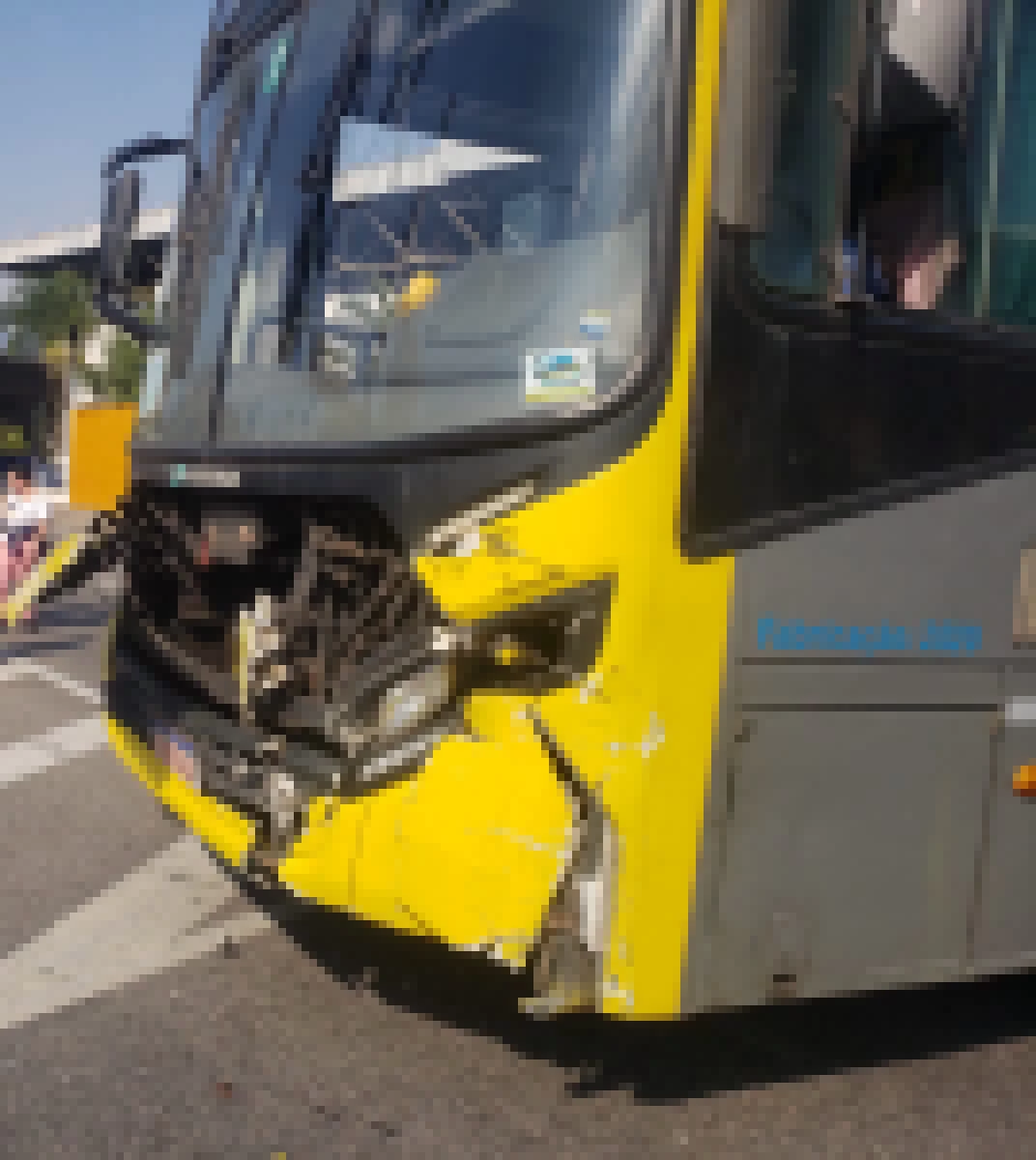 Veículo colide com ônibus na saída do Terminal Santo Antônio