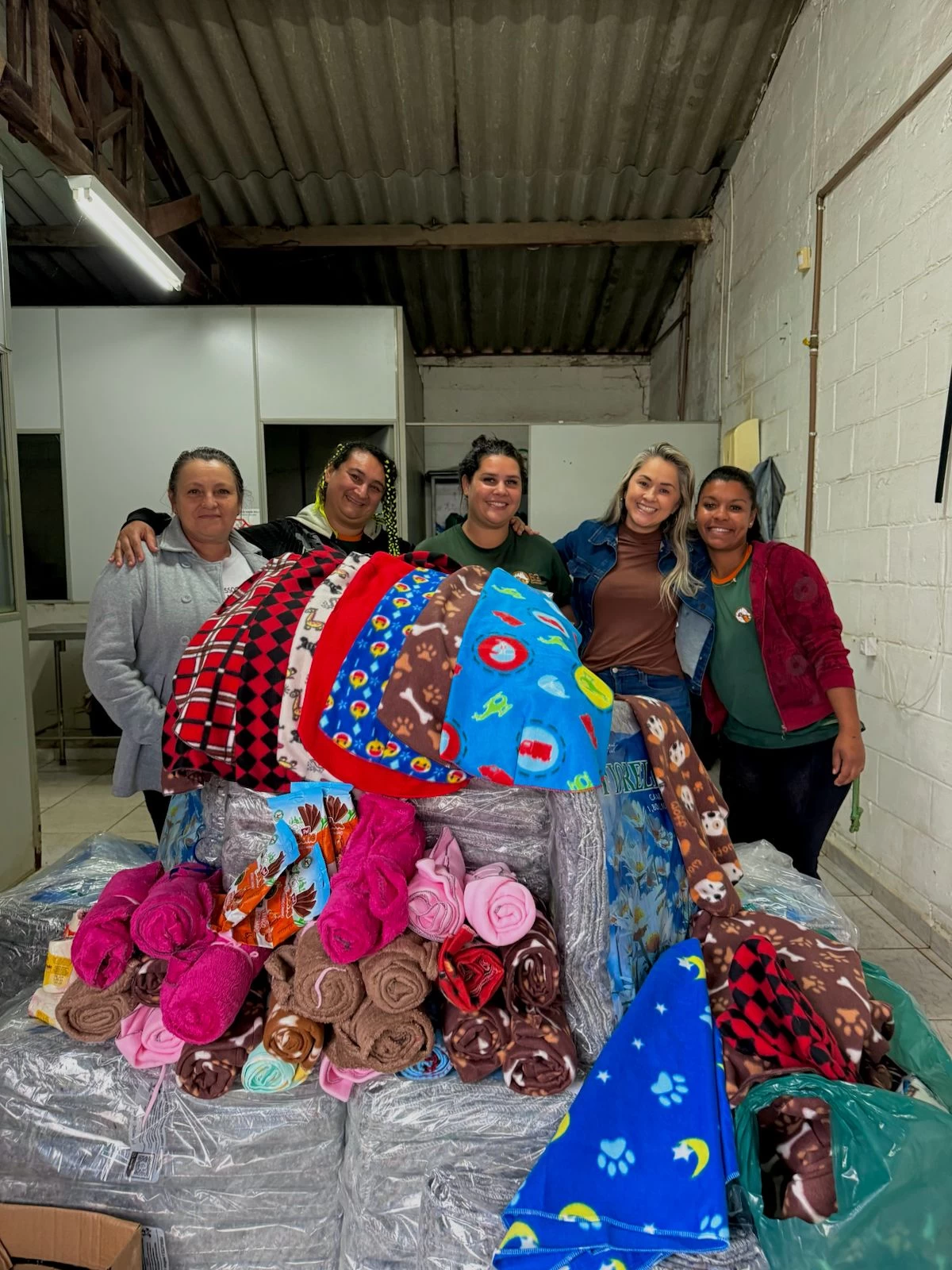 Jussara Fernandes e ONG Anjos e Protetores aquecem o inverno no Canil Municipal de Sorocaba