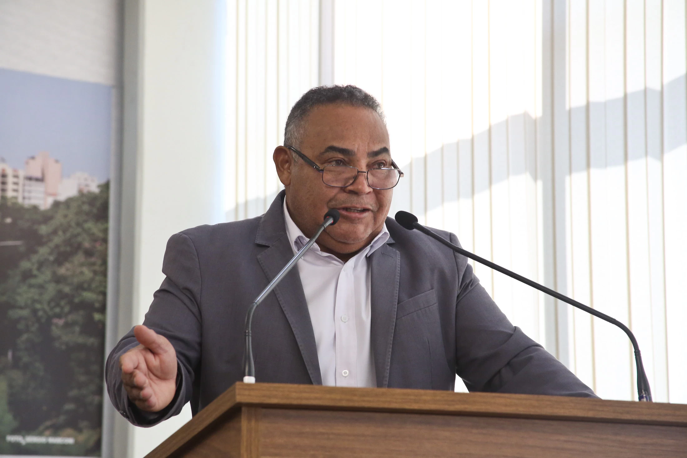 Claudio Sorocaba questiona Prefeitura sobre uniformes para alunos da educação especial
