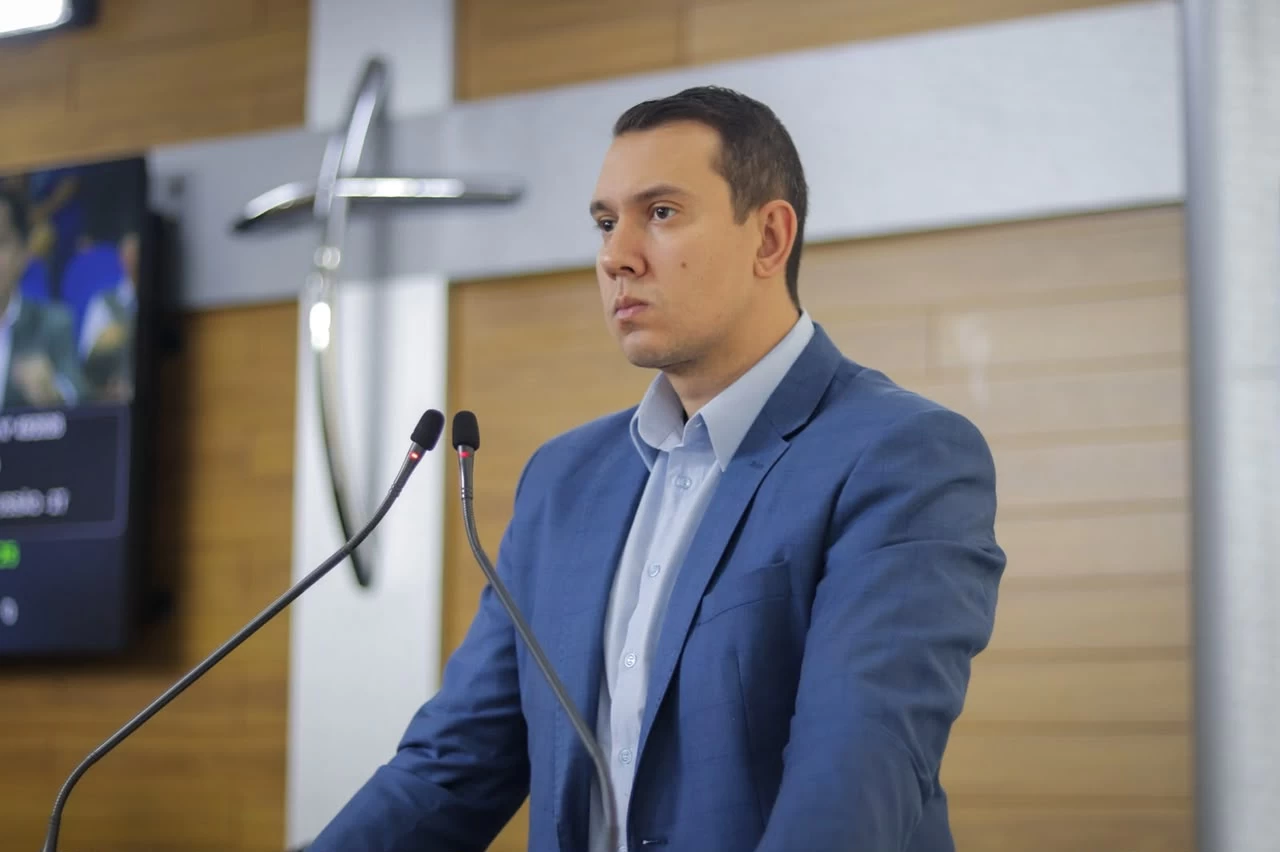Mais de um ano após promessa de solução, mau cheiro persiste no Vitória Régia e Caio Oliveira cobra explicações do Saae