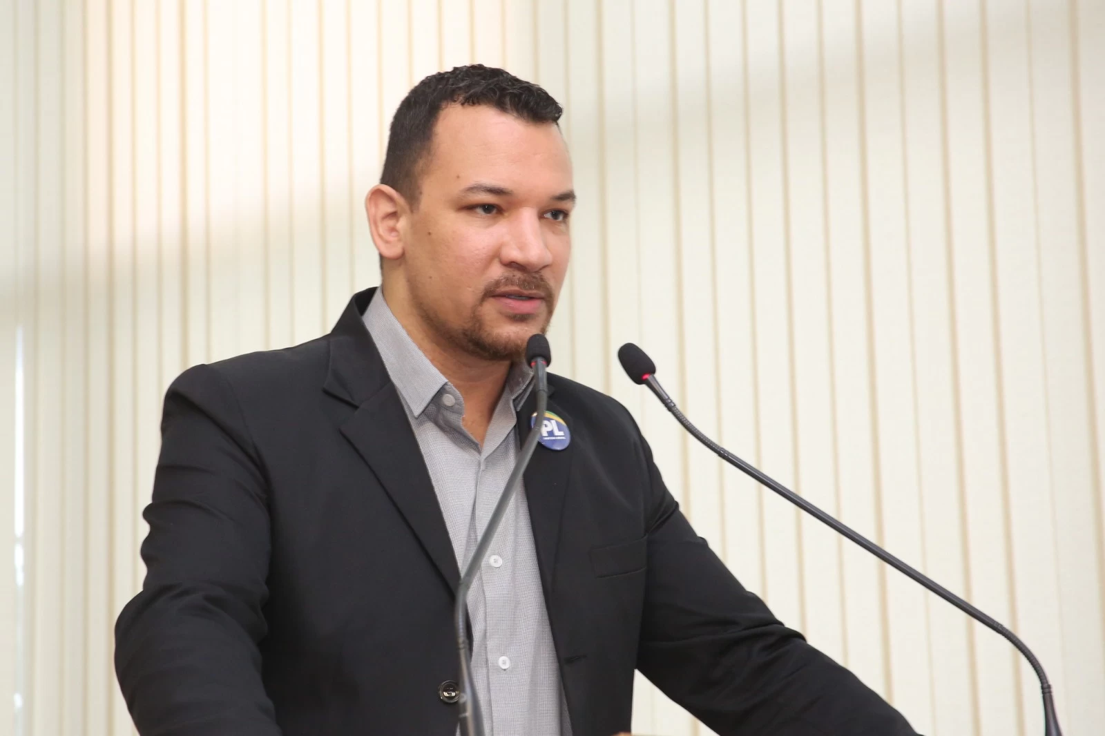 Dylan Dantas questiona suposto aumento nas contas de água após troca de hidrômetros