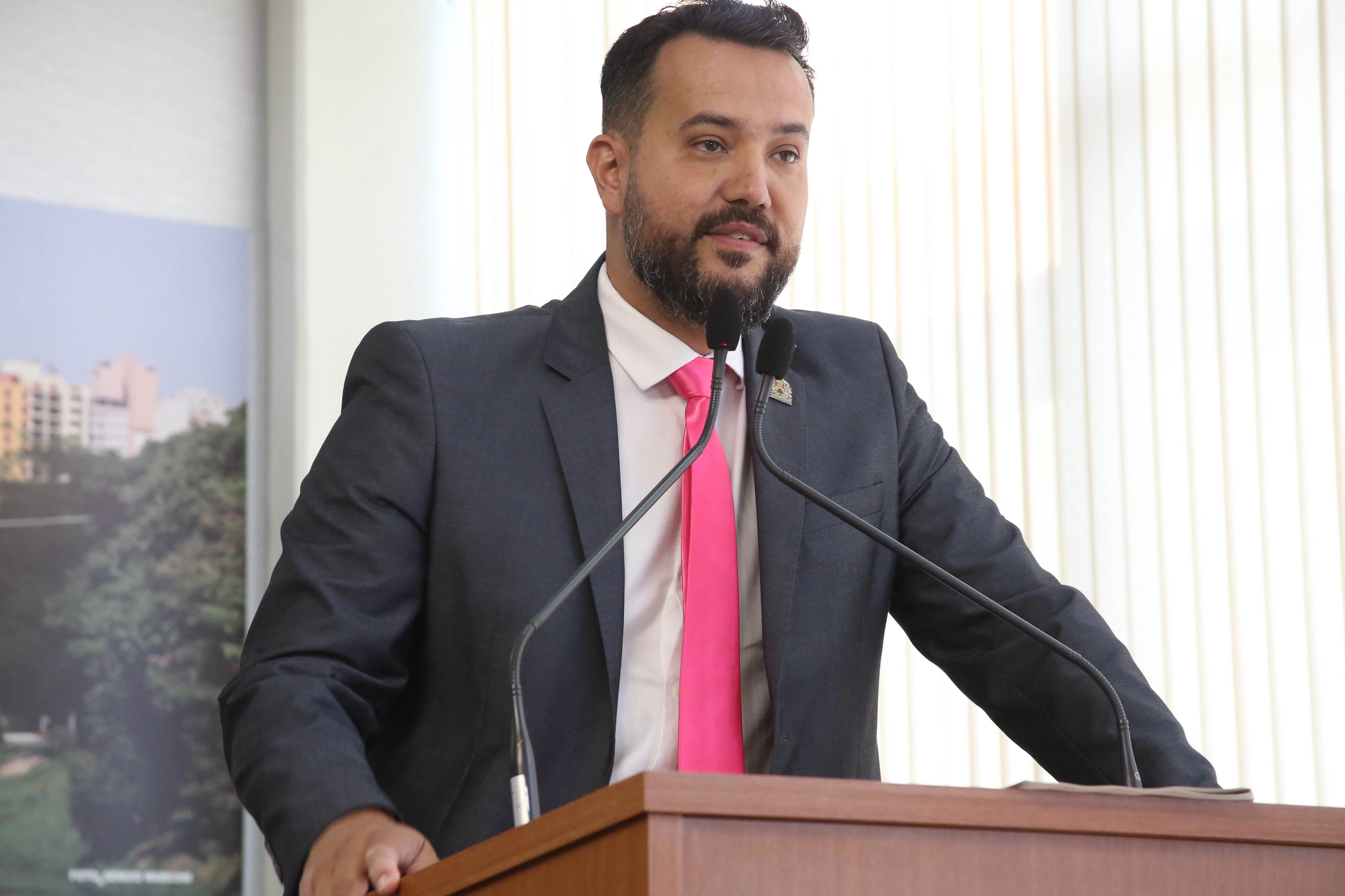 Fábio Simoa reivindica sinalização e operação tapa-buracos em ruas de Brigadeiro Tobias
