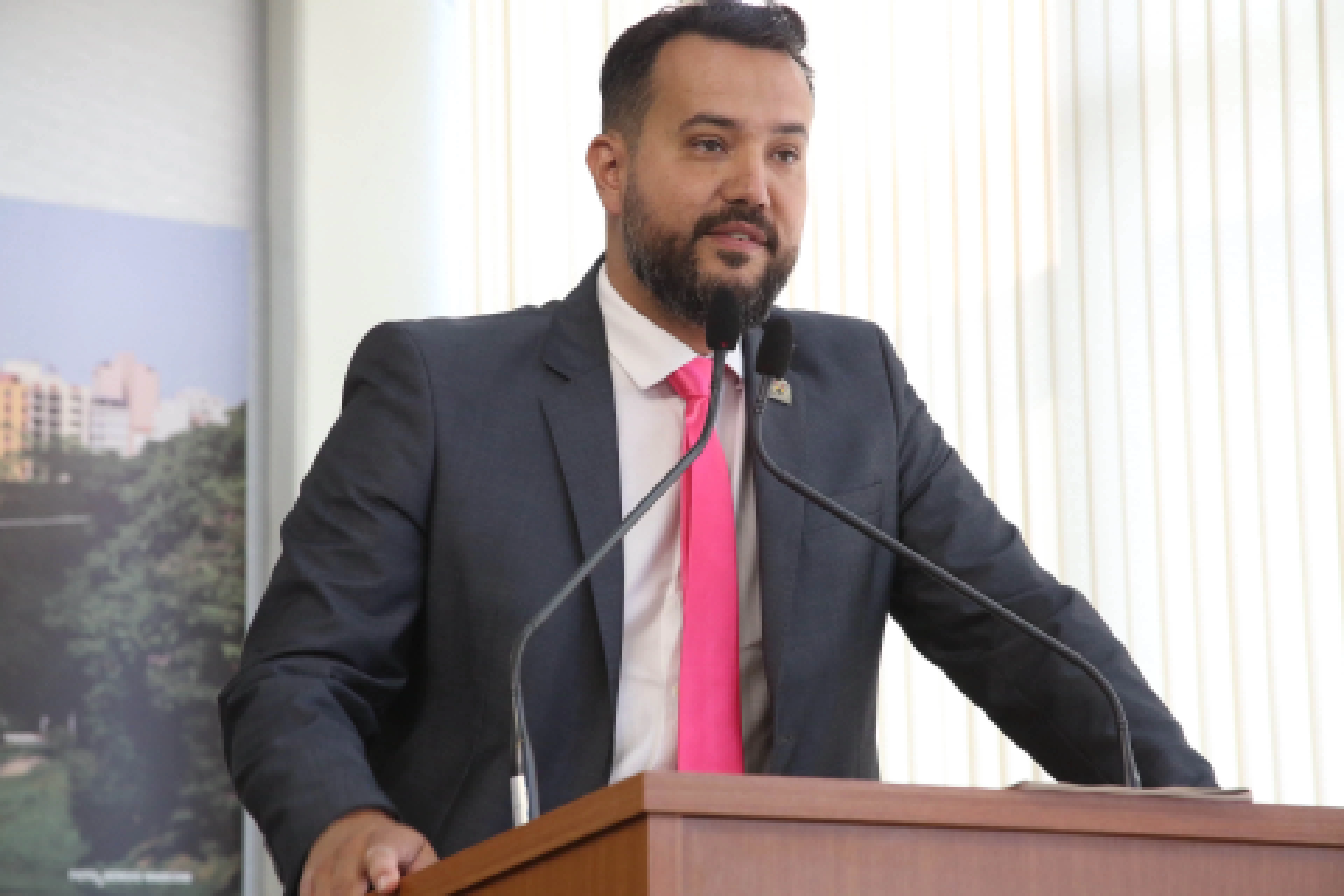 Fábio Simoa reivindica sinalização e operação tapa-buracos em ruas de Brigadeiro Tobias