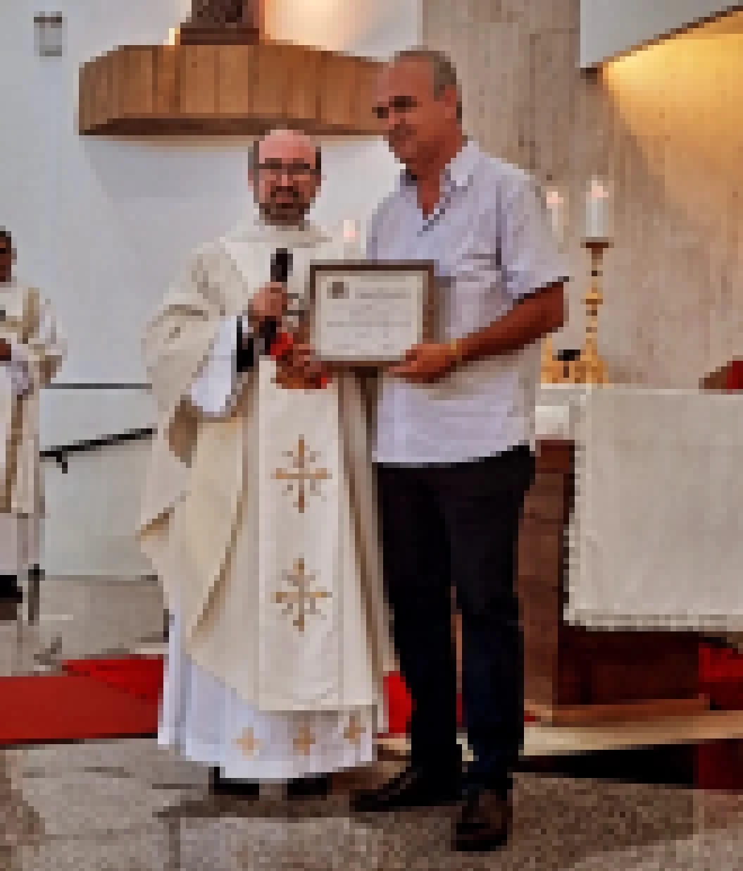 Silvano Junior entrega ao Padre Wagner Ruivo voto de congratulações