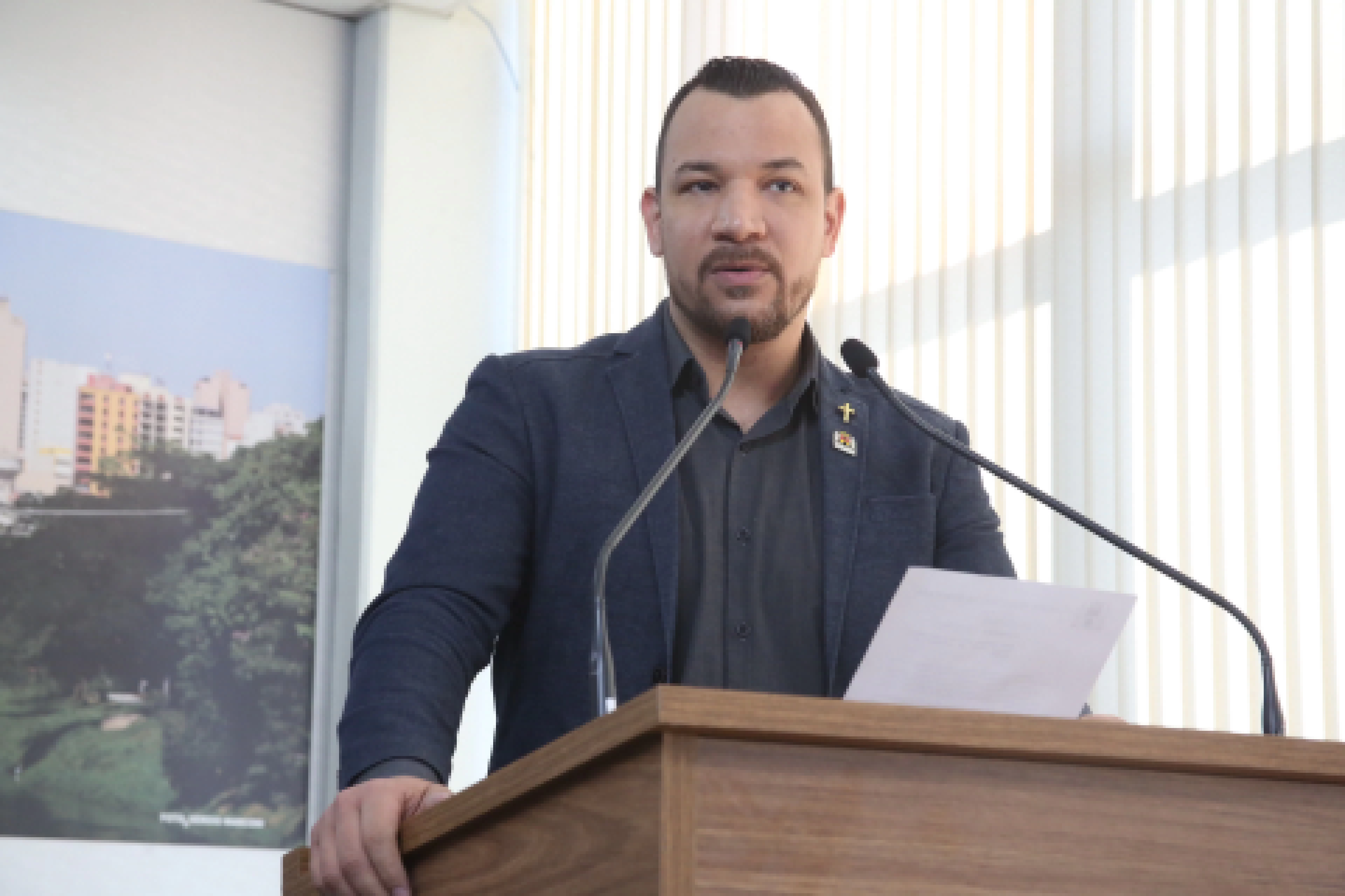 Dylan Dantas requer informações sobre a lista de espera para transporte especial com acessibilidade