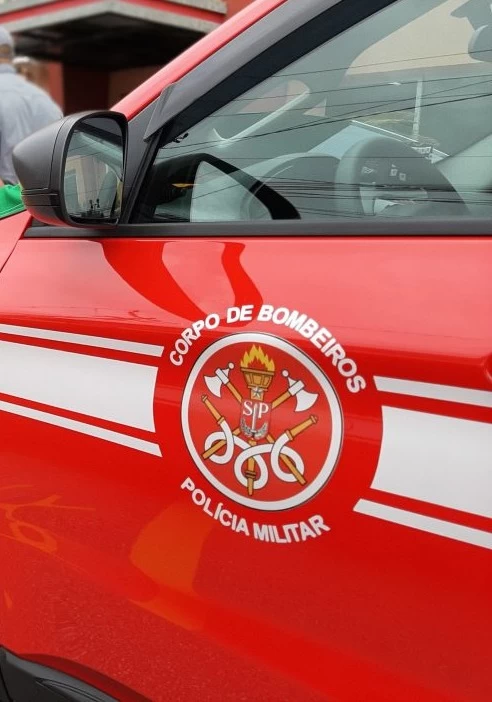 Para fugir de incêndio, jovem pula pela janela de apartamento no Maria Eugênia