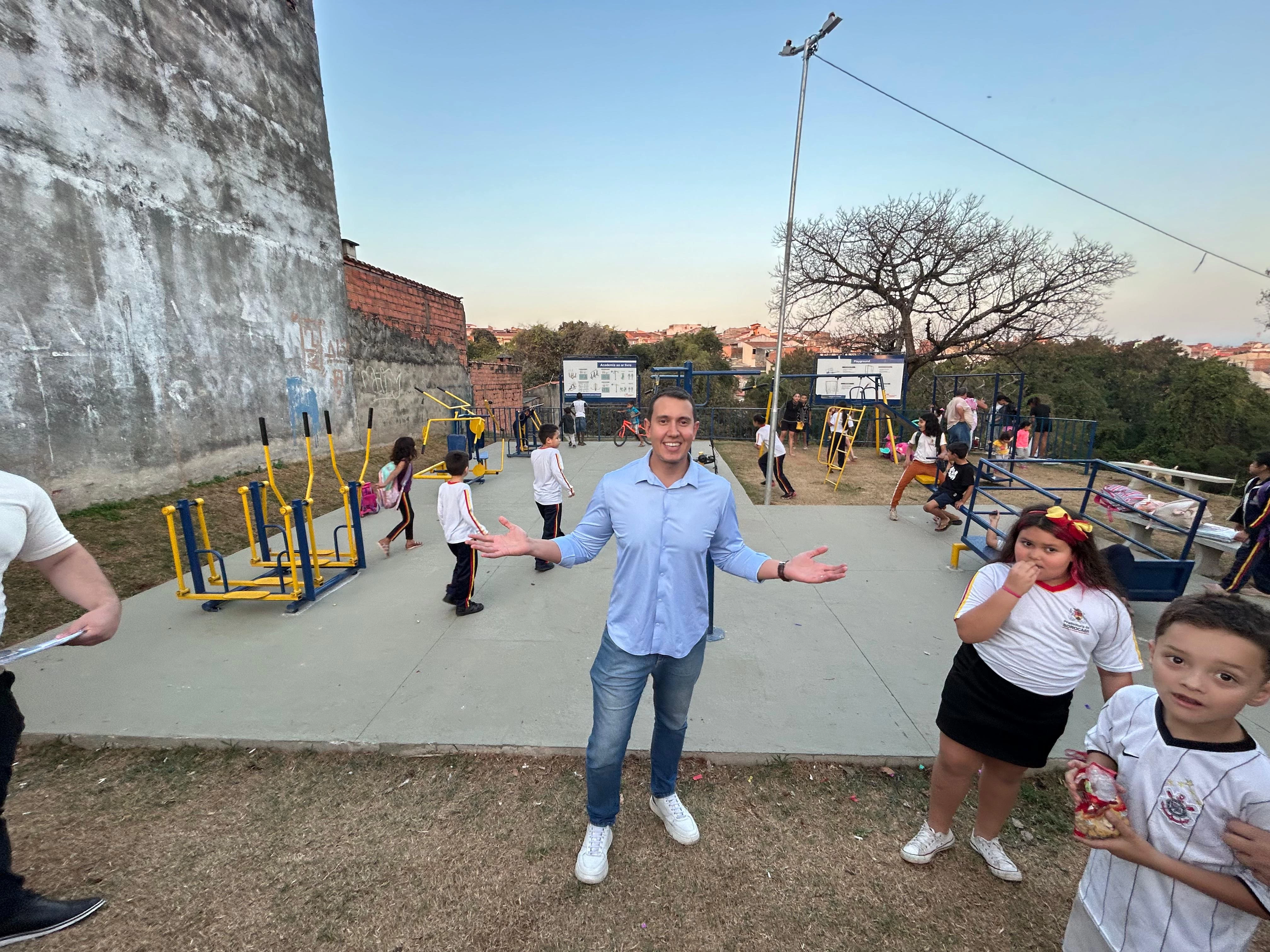 Caio Oliveira viabiliza implantação de playground, academia ao ar livre e iluminação em LED no Jardim Santa Luiza