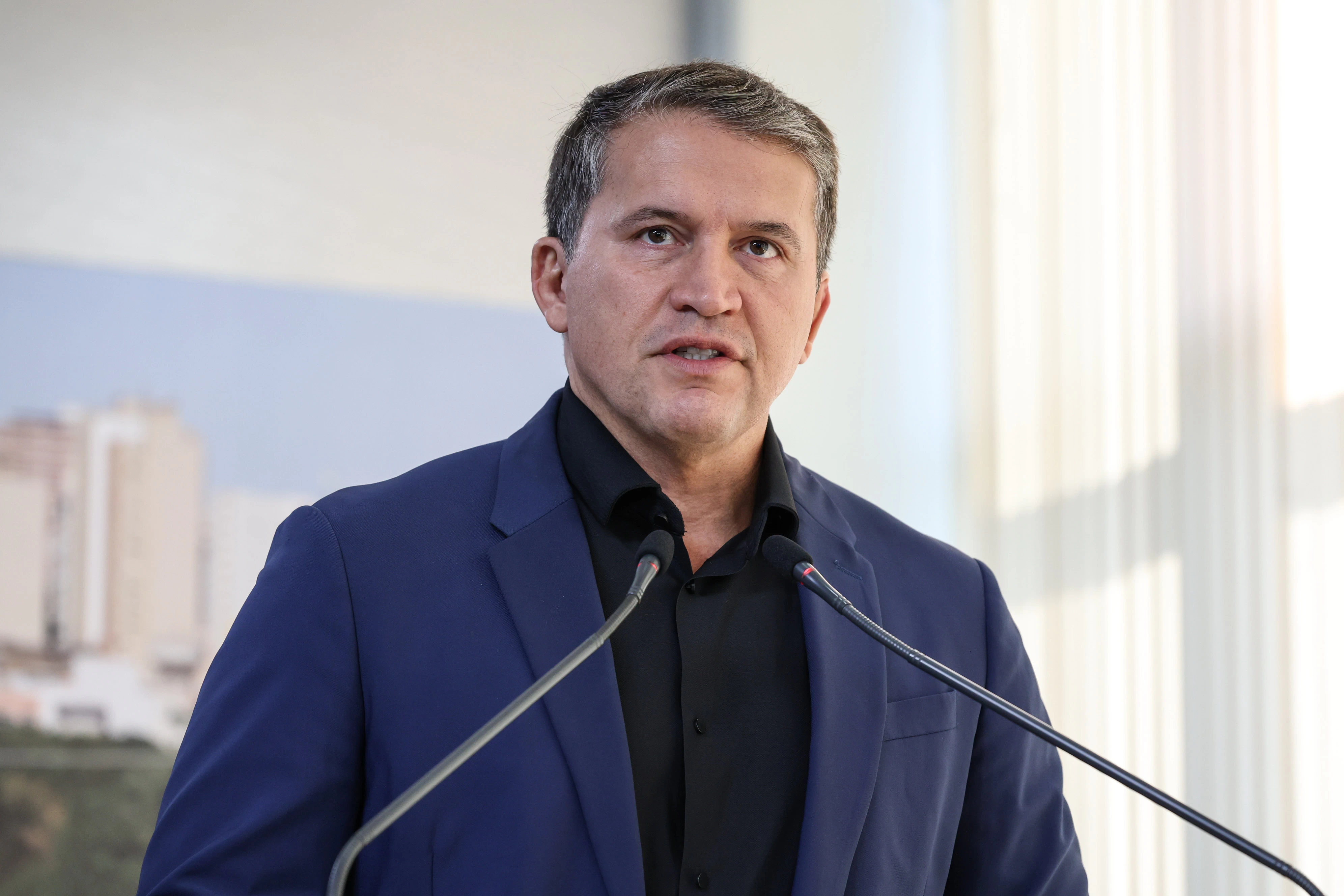 Roberto Freitas defende substituição gradual da frota do transporte coletivo por ônibus elétricos