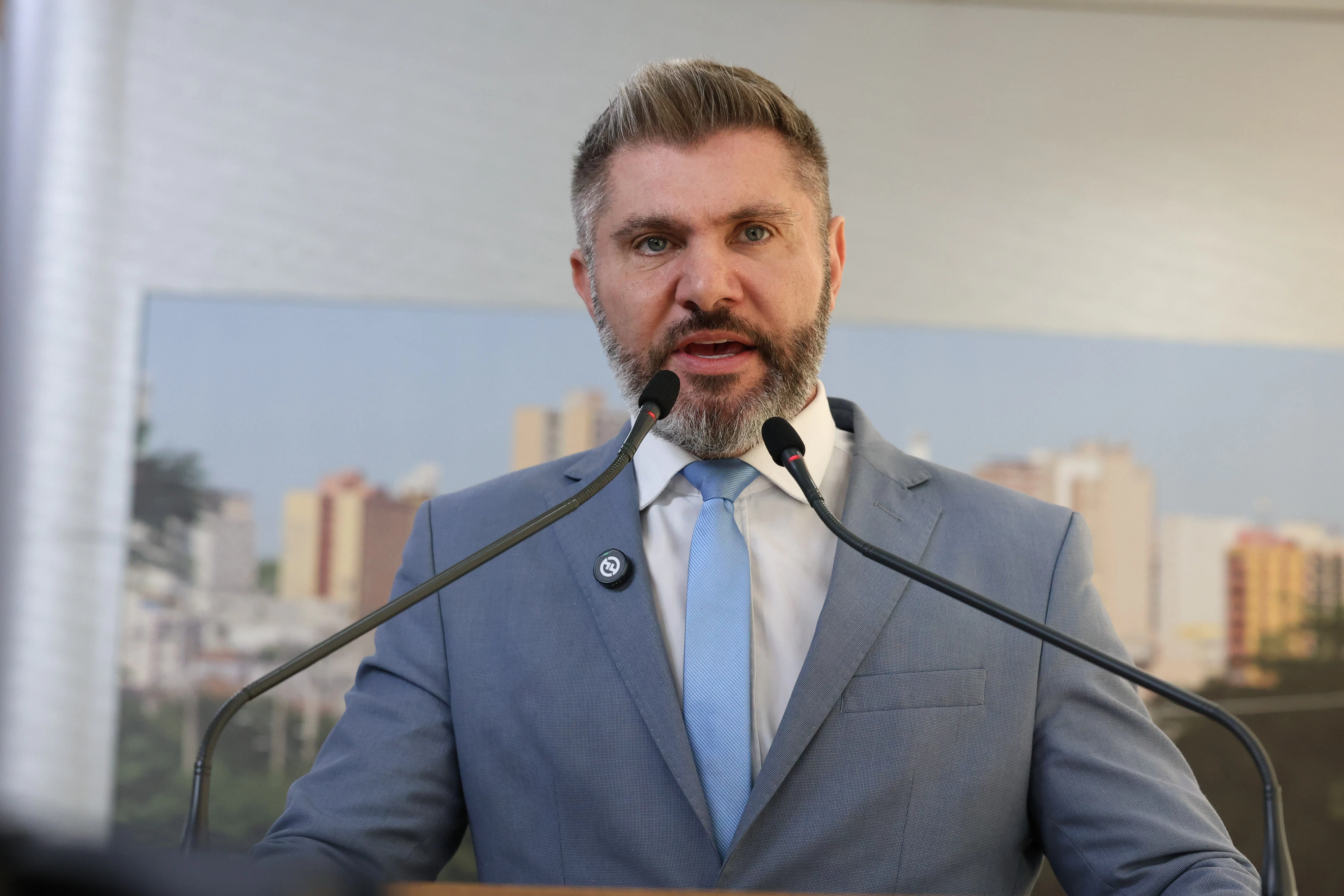 Henri Arida questiona o Executivo sobre a roçagem de mudas de árvore no bairro Piazza di Roma