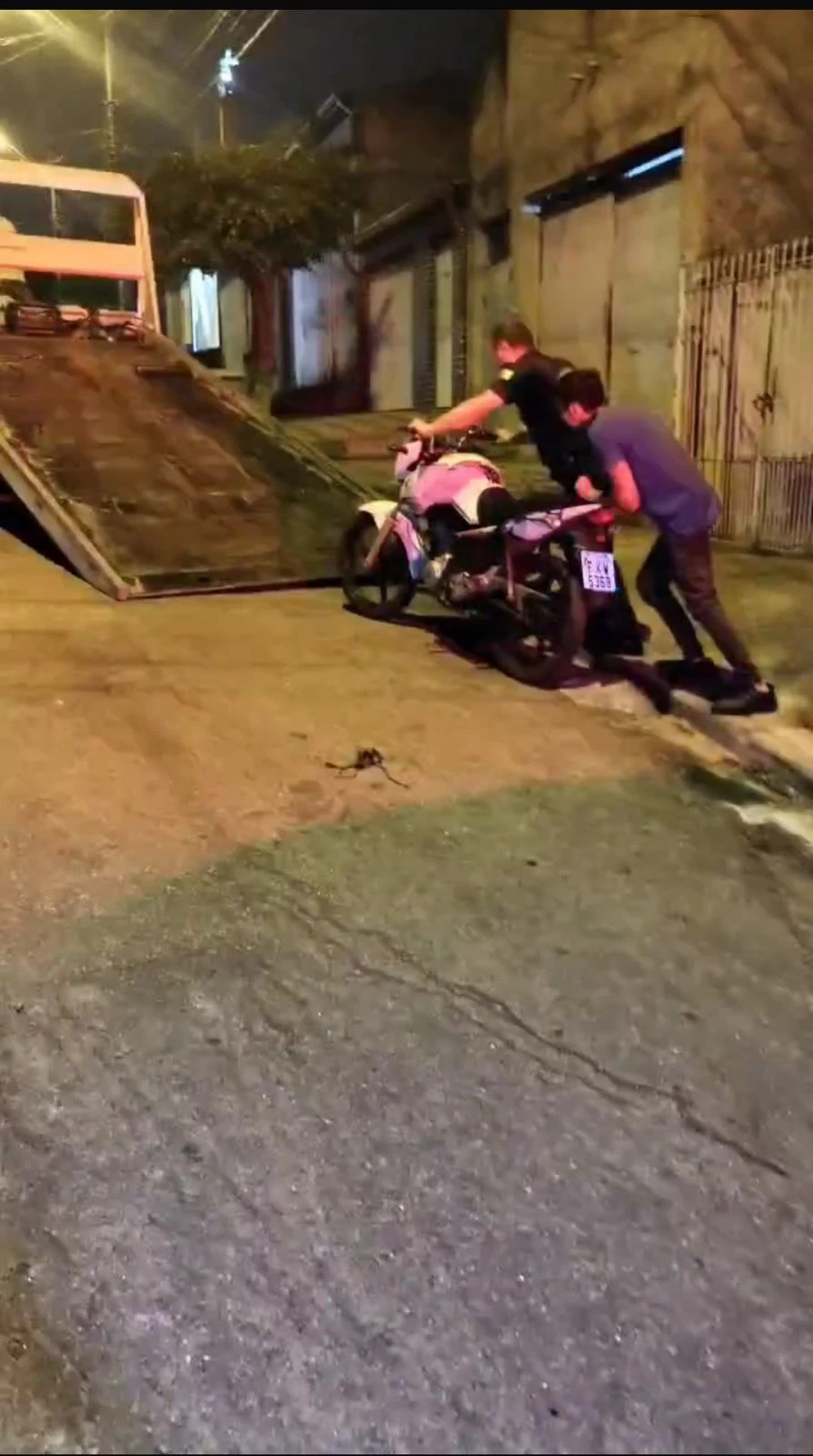 Guardas civis localizam moto furtada que estava escondida em uma residência no Jd. Los Angeles.