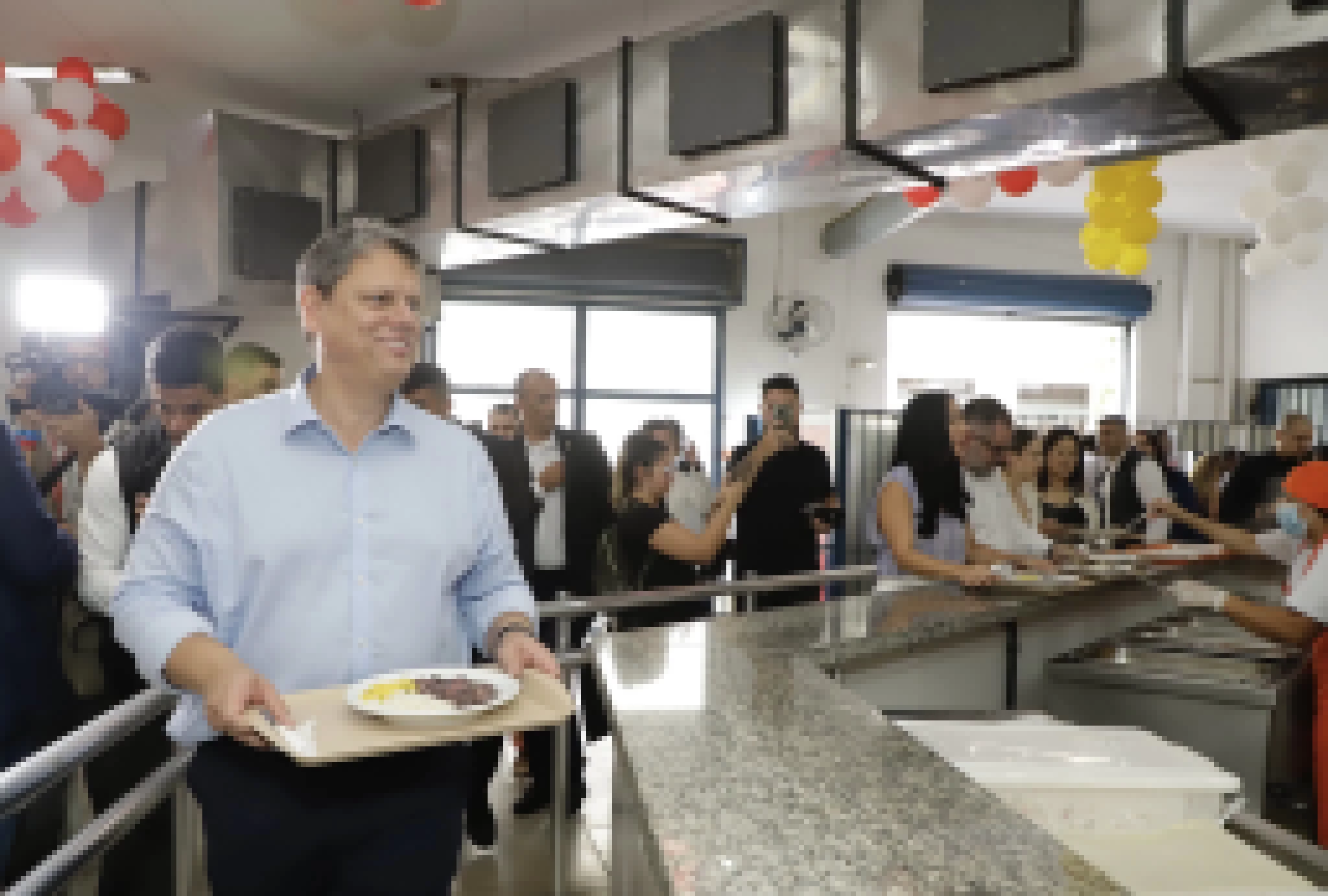 Governador Tarcísio de Freitas comemora aniversário de São Paulo com almoço no Bom Prato da 25 de Março