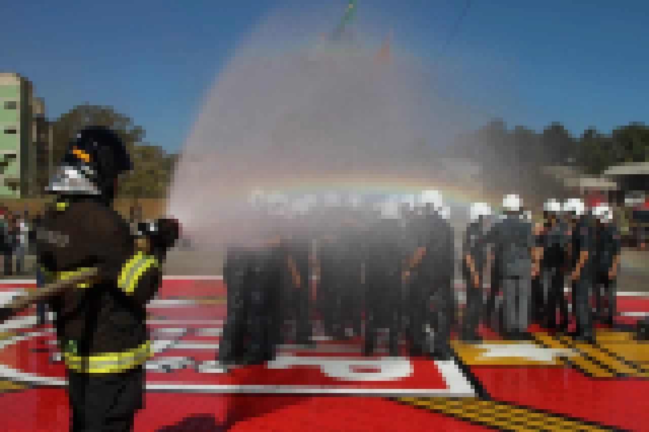 Corpo de Bombeiros forma 27 tenentes bombeiros e entrega 61 novas viaturas