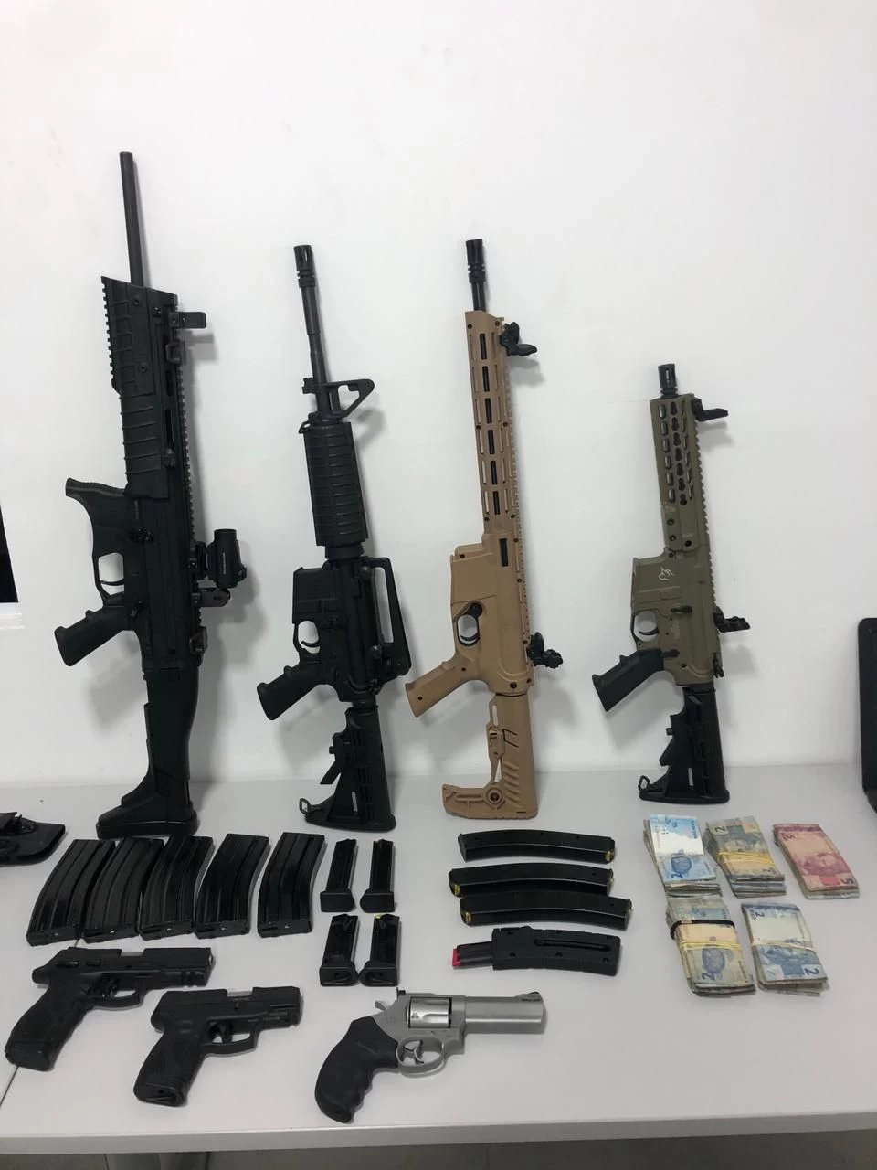 Homem procurado pela justiça é preso e polícia encontra um arsenal em sua residência
