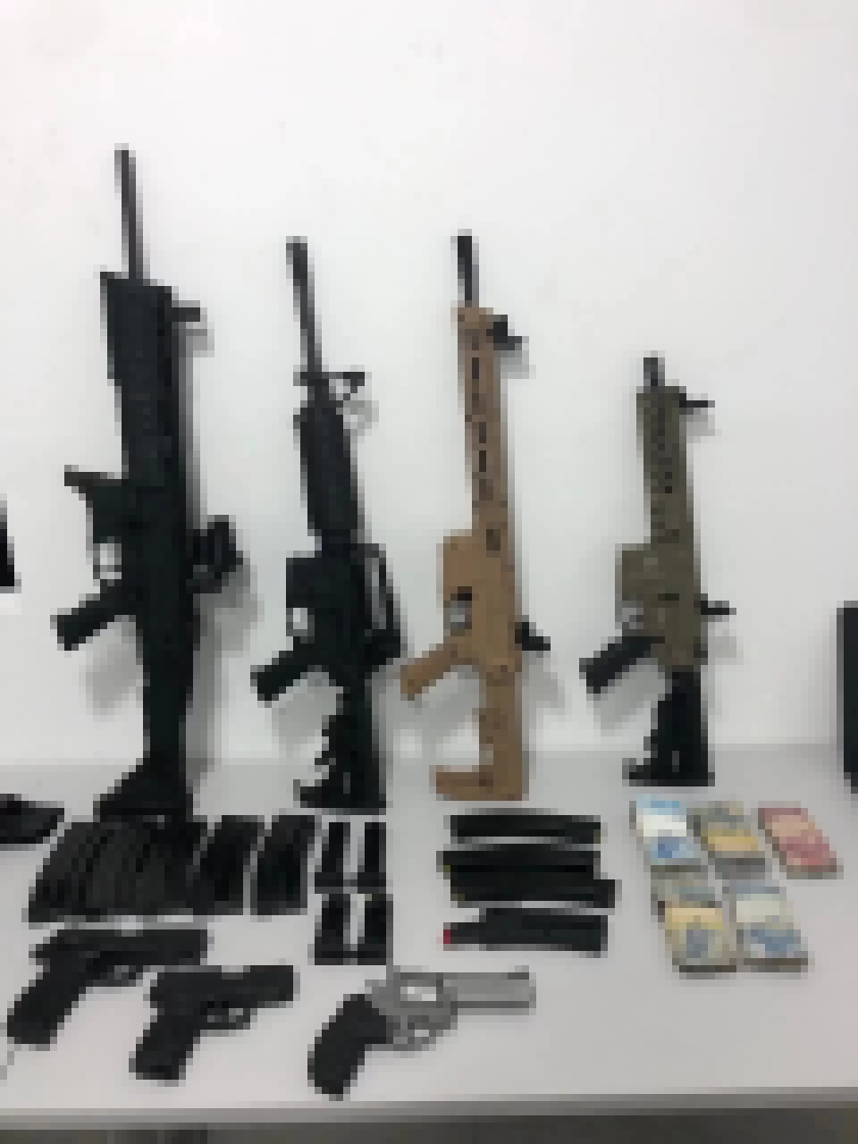 Homem procurado pela justiça é preso e polícia encontra um arsenal em sua residência