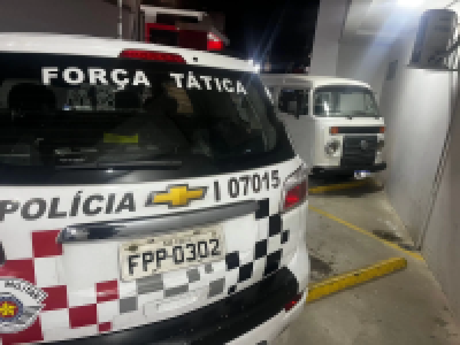 Polícia militar prende três indivíduos no Vitória Régia por receptação de uma Kombi furtada