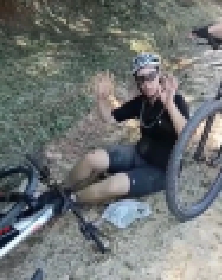 Passeando de bicicleta, Prefeito Manga se acidenta e fratura o cotovelo