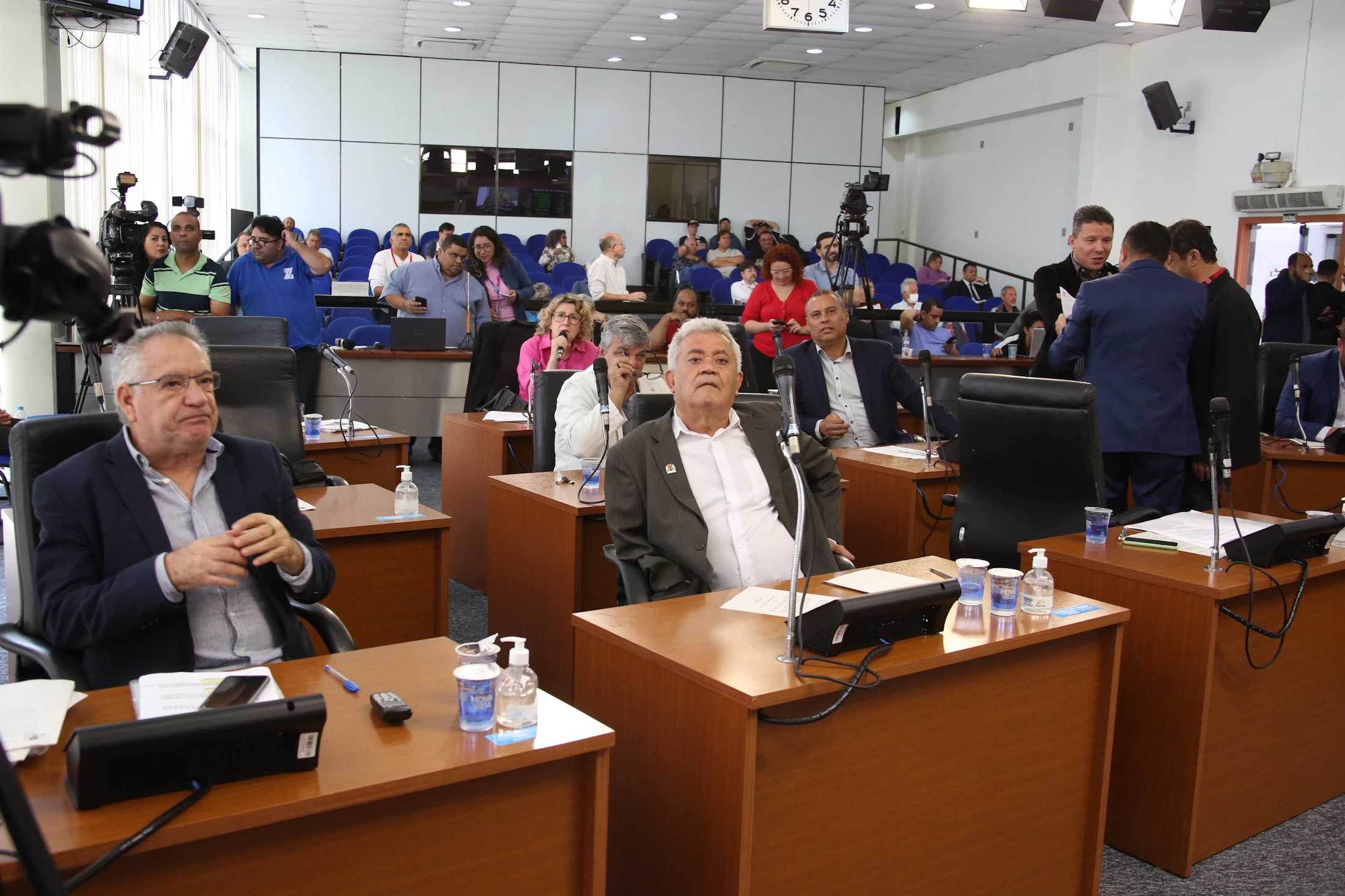 Vereadores aprovam em primeira discussão aumento de salário, inclusão de 13º e aumento do número de vereadores para 25