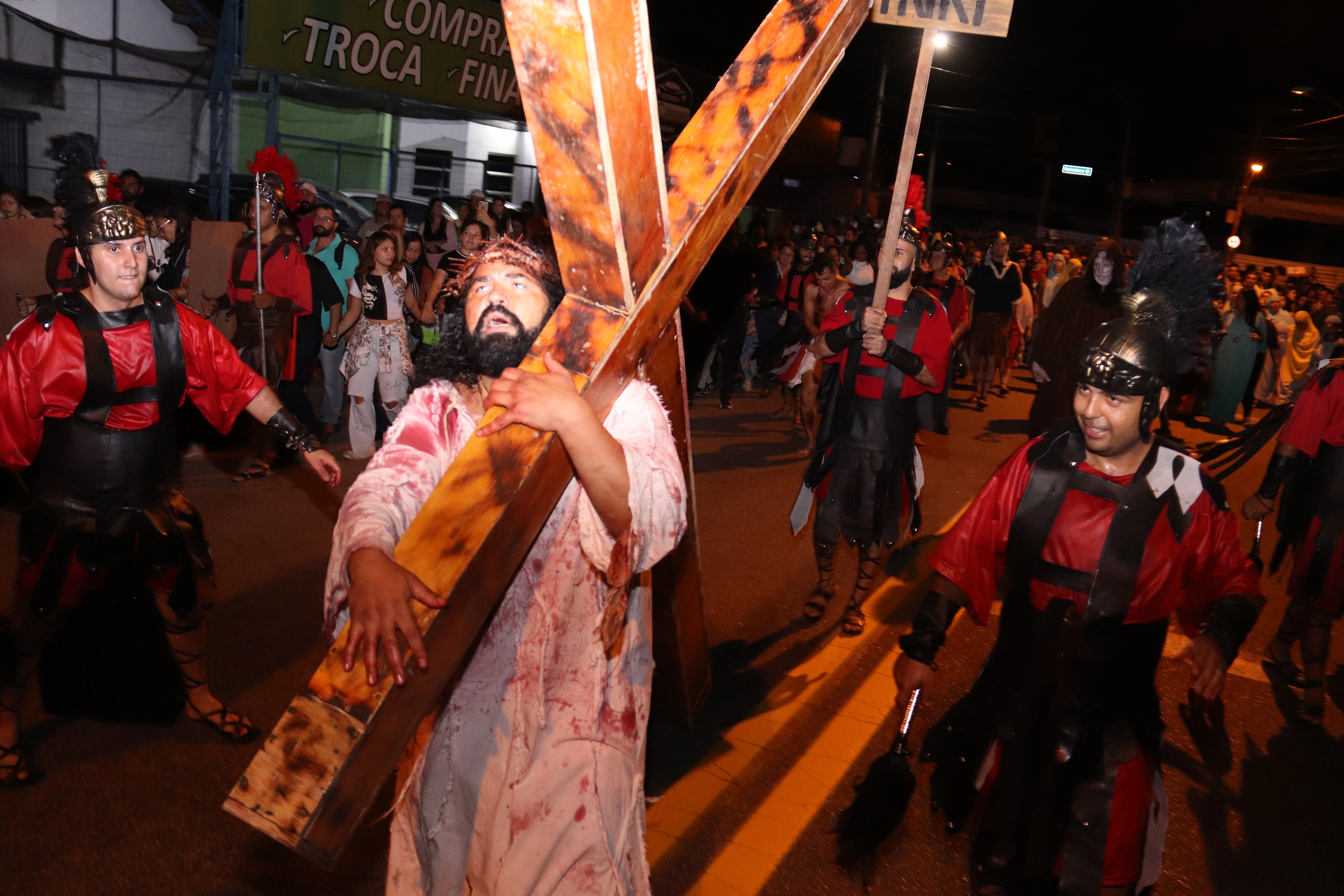 Paixão de Cristo reúne multidão no Parque dos Espanhóis