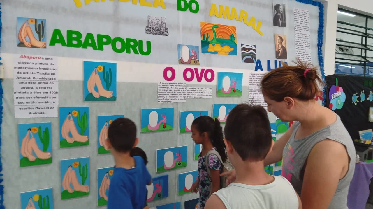 Escola da rede municipal realiza Feira Cultural com exposição de trabalhos dos alunos voltados a temas sociais