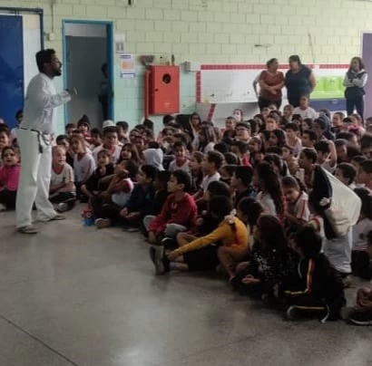 “Caravana Esportiva” leva Capoeira a cerca de 300 alunos da E.M. “Prof.ª Maria de Lourdes Ayres de Moraes”