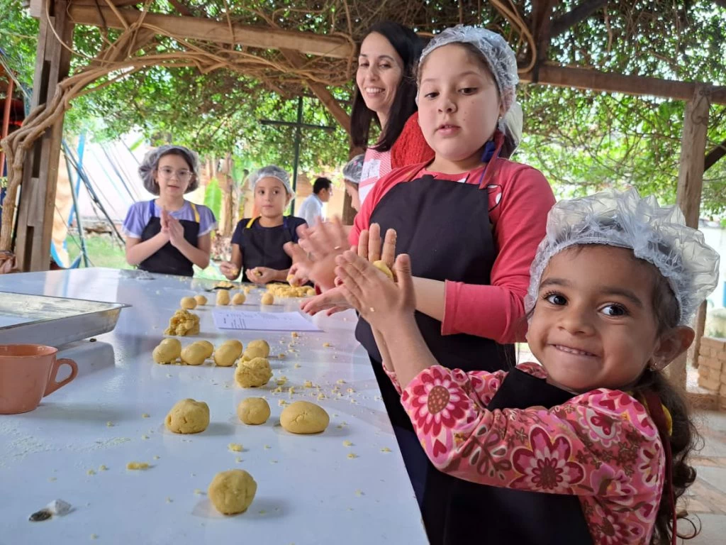 Crianças aprendem a fazer broinha de fubá em oficina de culinária gratuita na Biblioteca Infantil de Sorocaba
