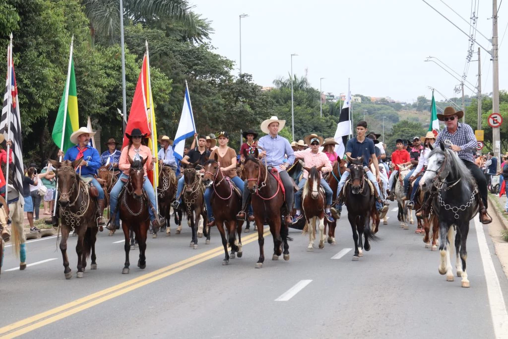 Sorocaba recebe com festa os participantes do Desfile dos Tropeiros e da 3ª Cavalgada Solidária #AFOMENAOEFAKE!