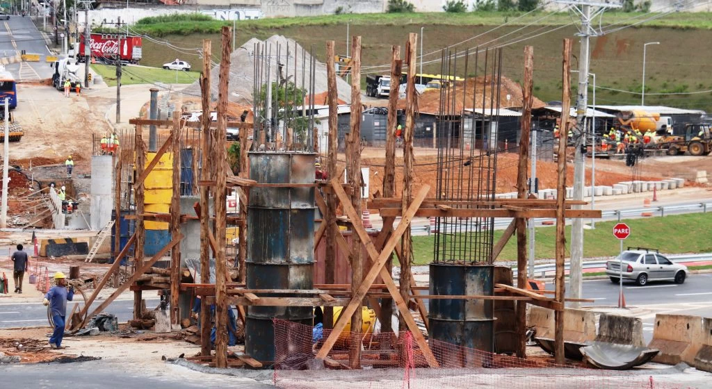 Obras do viaduto na Av. Américo Figueiredo seguem a todo vapor e estrutura terá 218 metros de extensão