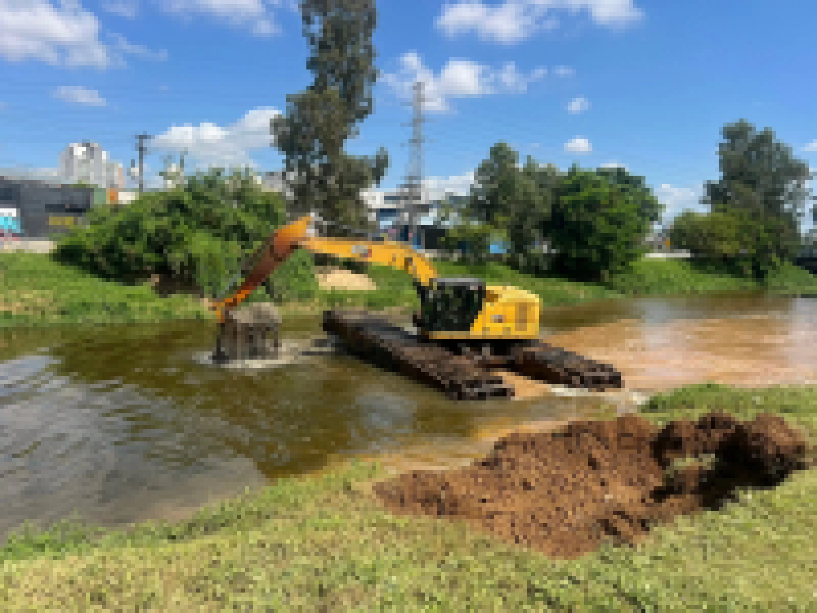 Três escavadeiras anfíbias realizam desassoreamento do Rio Sorocaba por três meses