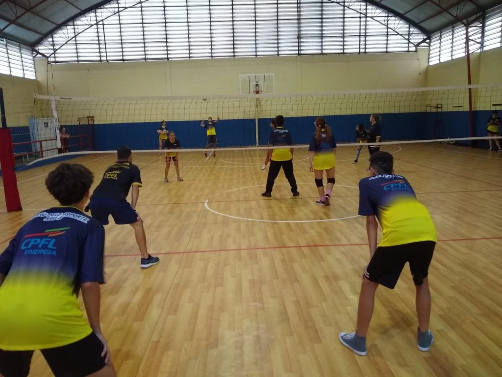 Aulas gratuitas de vôlei são oferecidas a crianças e adolescentes no Centro Esportivo Jardim Simus