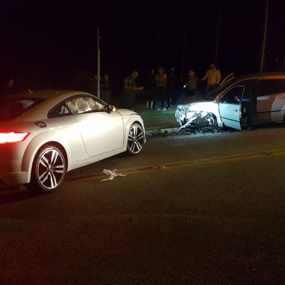 Dois carros se envolvem em acidente dentro de condomínio da zona norte