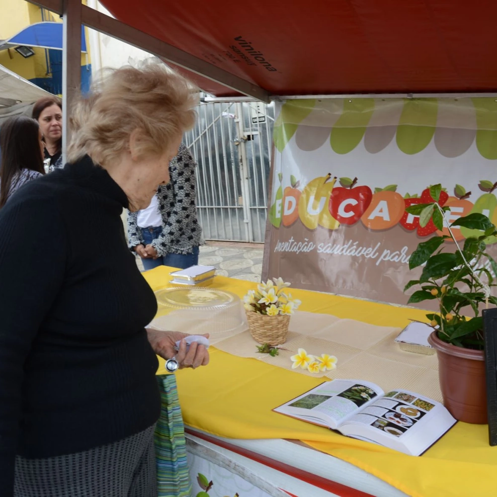 ‘Educafeira’ apresenta ‘ora-pro-nóbis’ os moradores da Vila Amélia