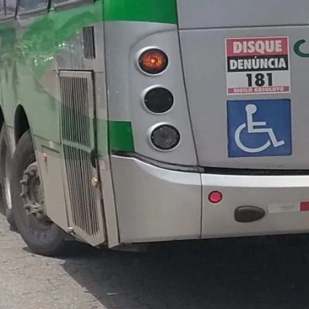 Eixo traseiro de ônibus quebra em trajeto e complica trânsito na Itavuvu