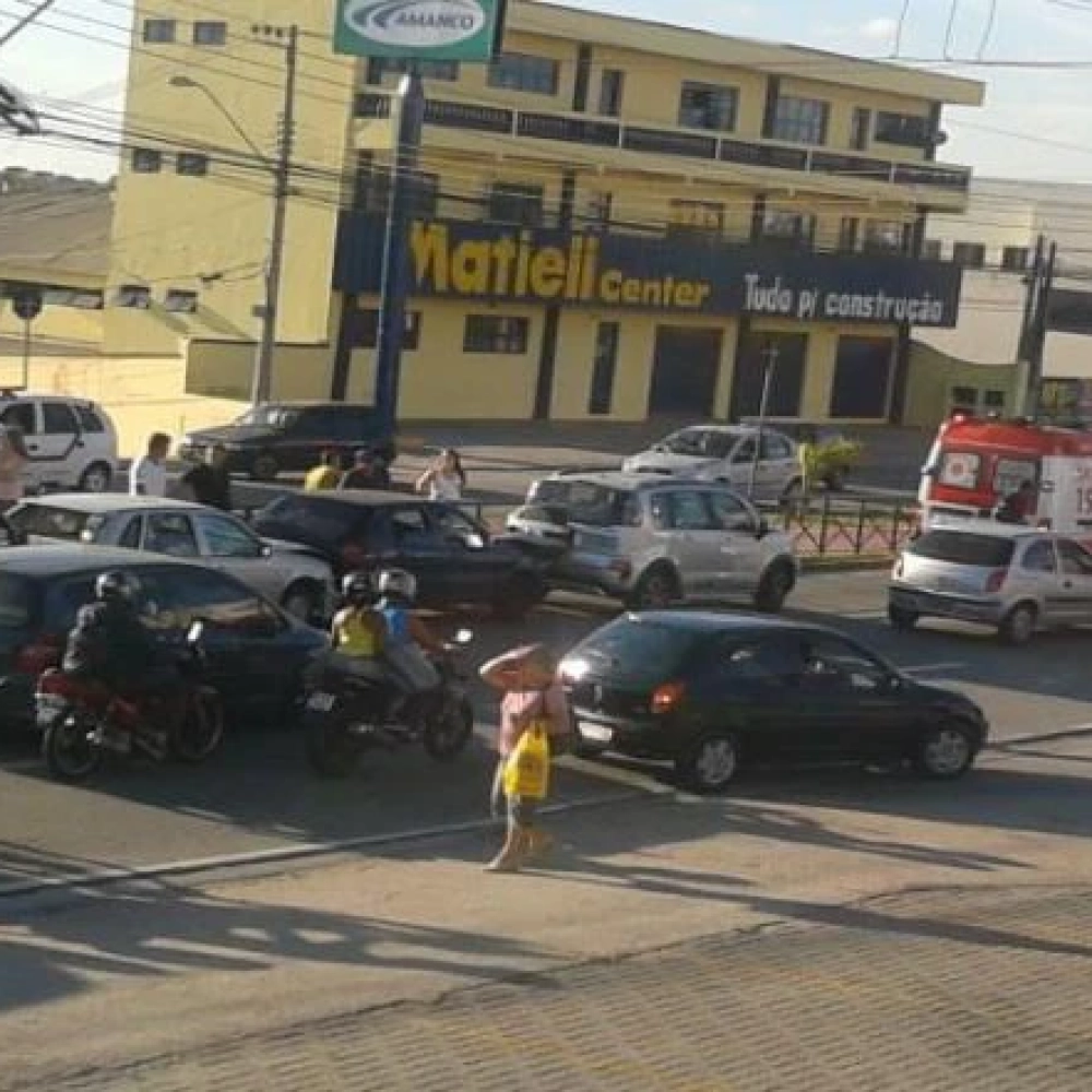 Engavetamento prejudica o trânsito na Itavuvu