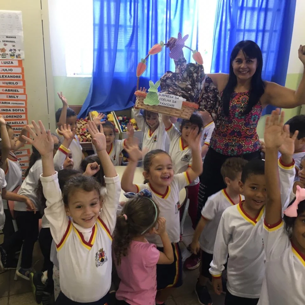 Equipe escolar realiza projeto de partilha com ovo de páscoa gigante no CEI-03
