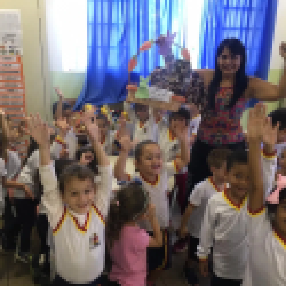 Equipe escolar realiza projeto de partilha com ovo de páscoa gigante no CEI-03