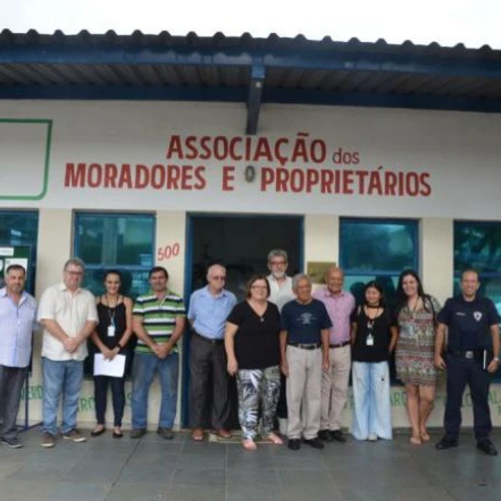 Equipes da Prefeitura se reúnem com moradores do Piazza di Roma