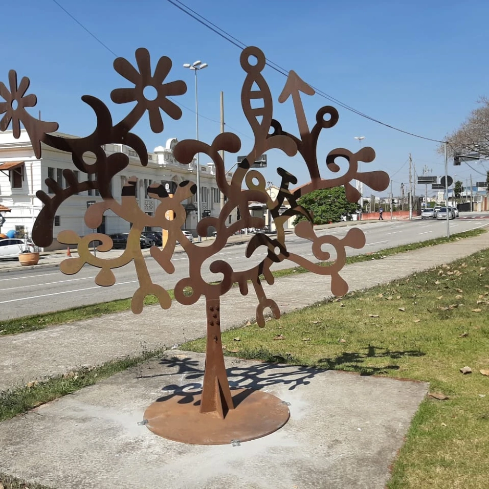 Escultura ‘Árvore Céu’ pode ser conferida ao ar livre numa das principais vias de Sorocaba