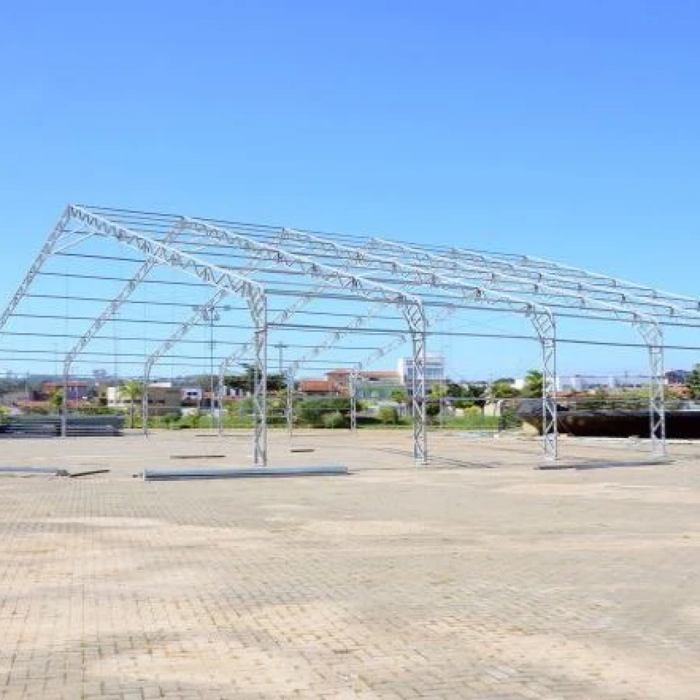 Estrutura da Festa Junina começa a ser montada