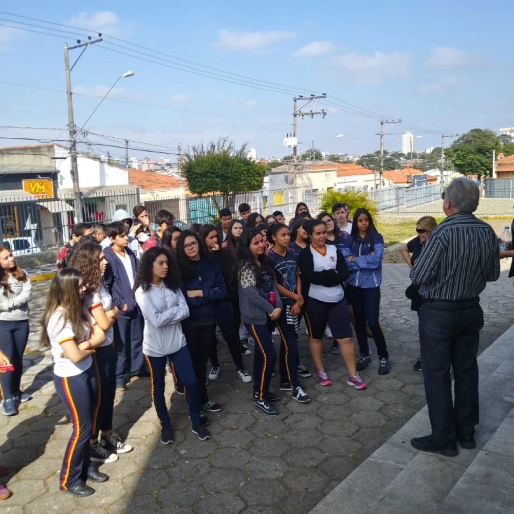 Estudantes participam da 5ª edição da Caminhada Histórica da EM. Matheus Maylasky