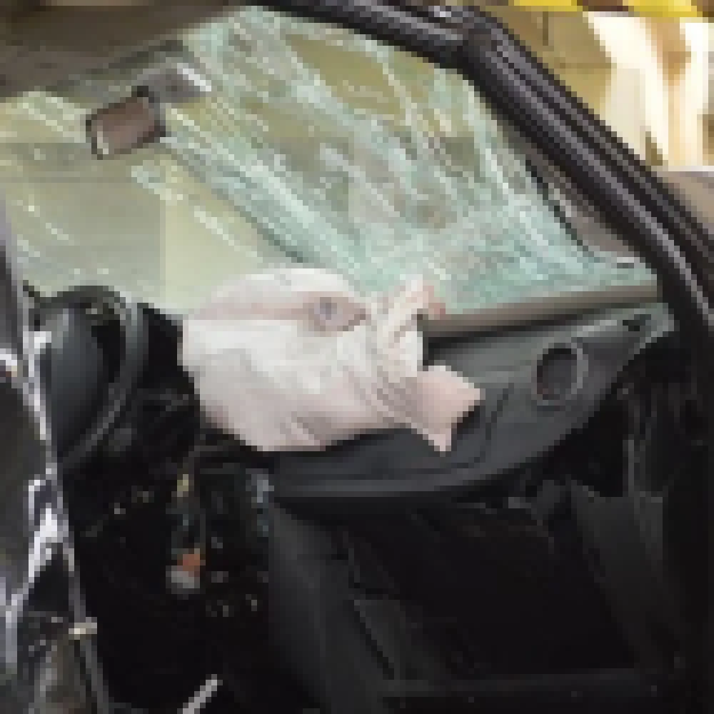 Executivo fica ferido após bater carro contra viaduto na Castelinho