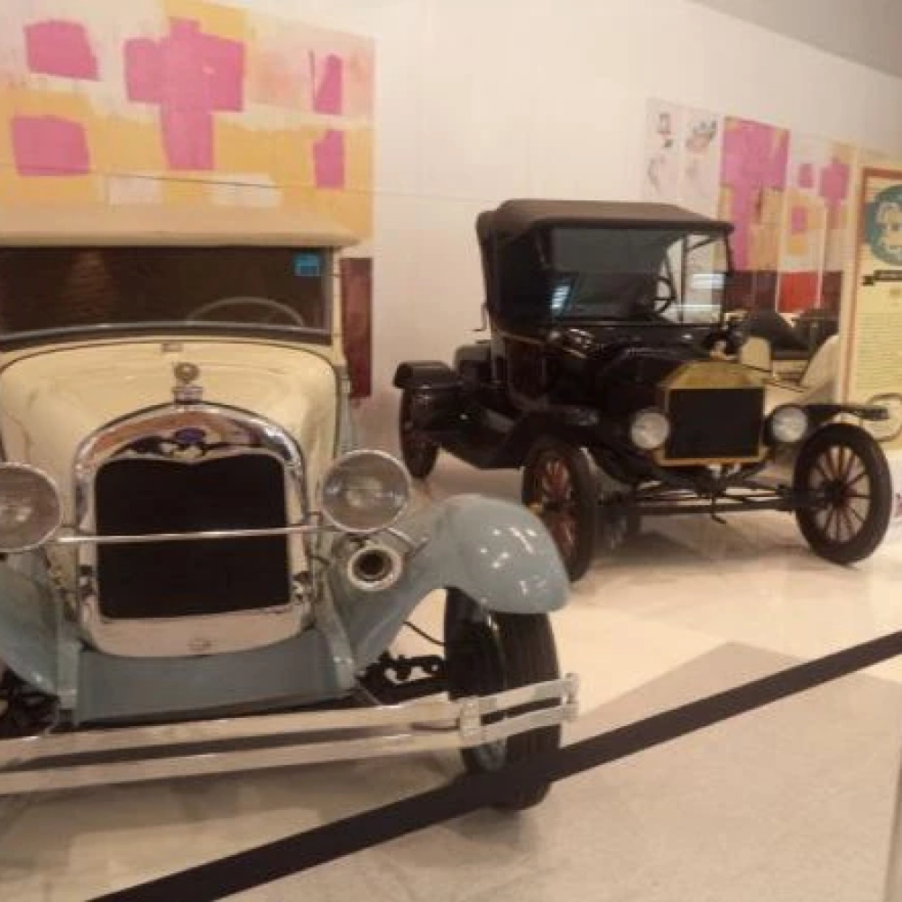 Exposição “Carros Antigos” ajuda a reconstruir a história do século passado com exemplares raros no Brasil e exterior
