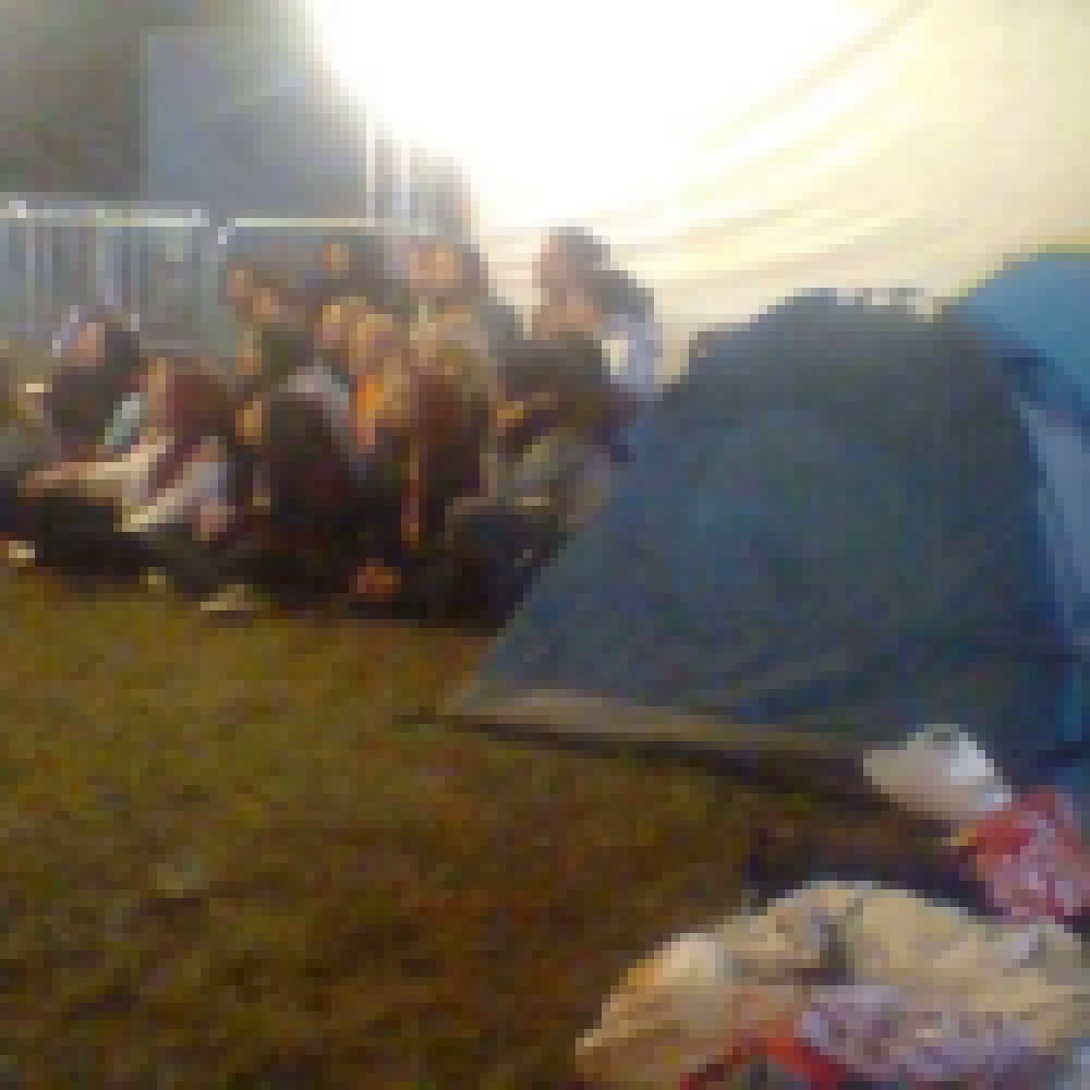 Fãs “acampam” desde ontem à espera da gravação do DVD do Luan Santana, em Itu
