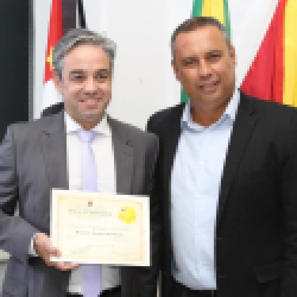 Fernando Dini concede Comenda de Ética e Cidadania ao advogado Rodrigo Monteiro