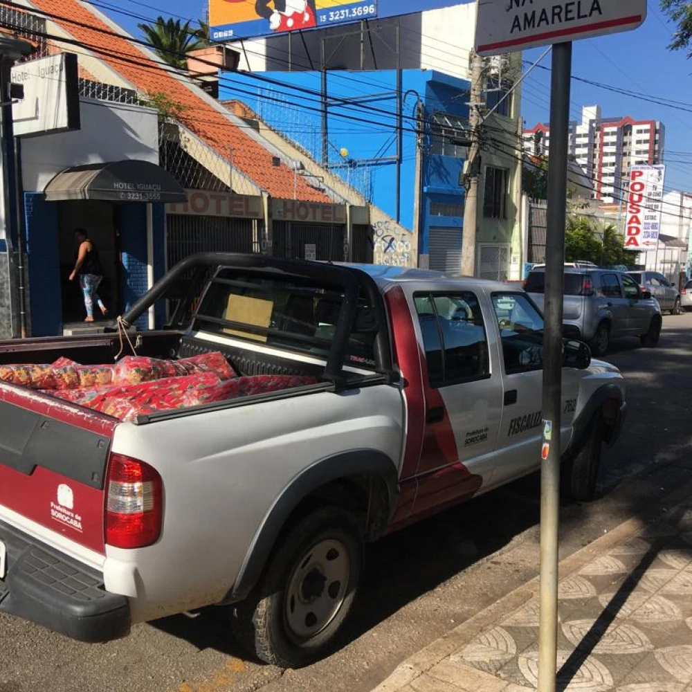 Fiscalização encontra depósito com mais de mil pacotes de pipocas em bar