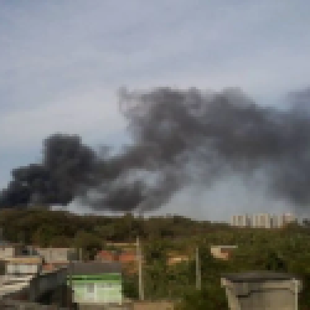 Fogo atinge desmanche de carros na Avenida Ipanema