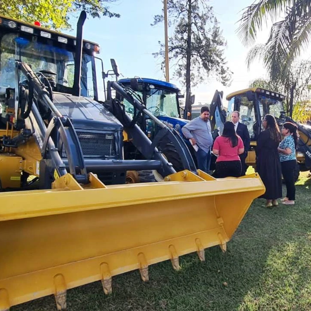 Frota da Prefeitura de Sorocaba conta com novo trator e duas retroescavadeiras