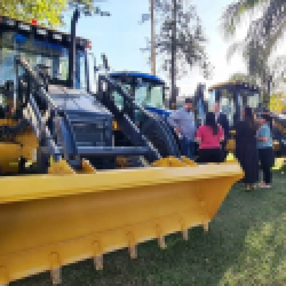 Frota da Prefeitura de Sorocaba conta com novo trator e duas retroescavadeiras